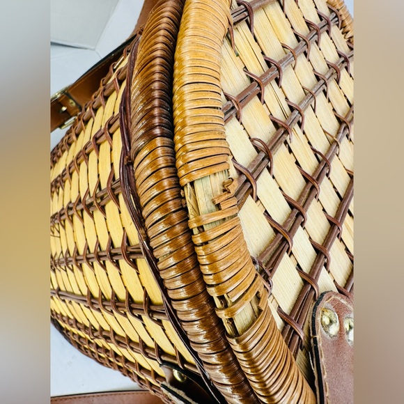 Vintage Vertical Picnic Basket With Floral Cloth Lining and leather strap - Picture 3 of 10